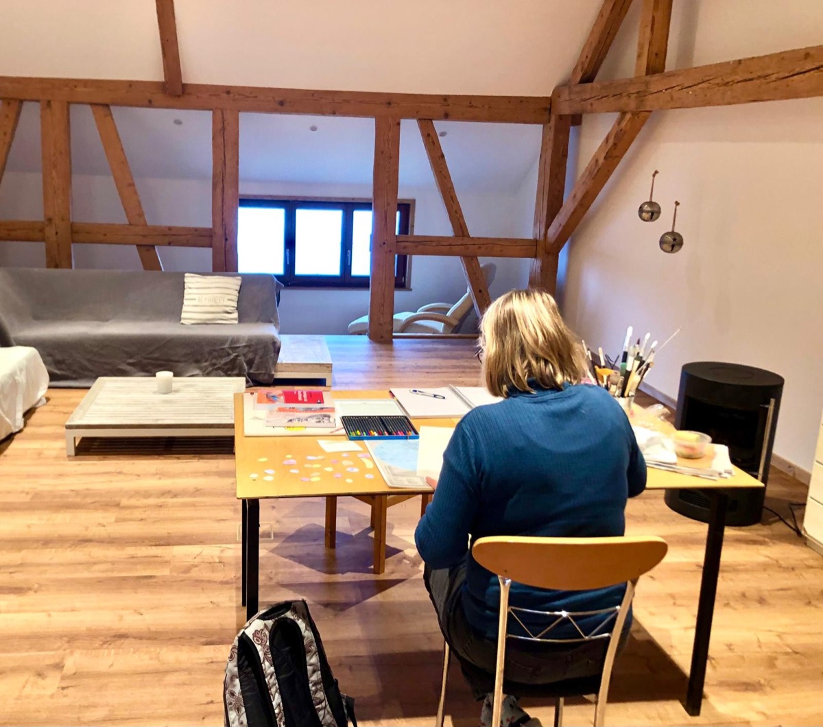 Frau im Atelier
